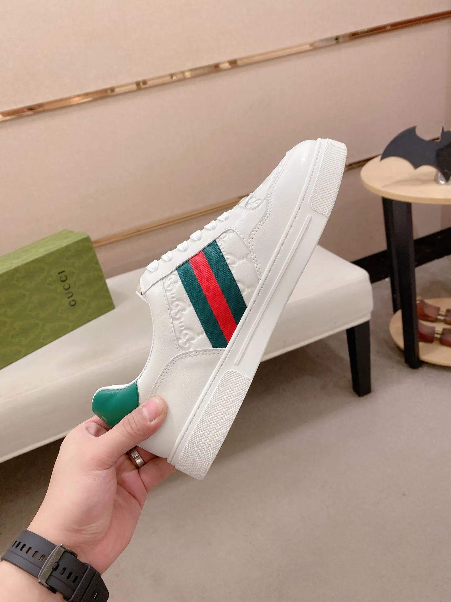 Factory price: 420💰 (GUCCI) The latest model from the official website 🎁🎁Casual and fashionable men's shoes👟, hot style 💥The version is simple and elegant, exclusive for trendy men. Unique official website latest brand elements 👑Gucci original decoration, fashionable and generous, the fabric is original cowhide ✅sheepskin lining, the official website specifies wear-resistant casual outsole, the classic model is taken in kind at the counter🎬38-44 (45 is not returned or exchanged)